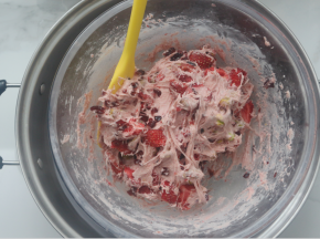 然后再用刮刀混合均匀