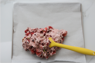 然后再拿出来放到学厨的三件套模具里，底下可以垫一张油纸方便整型