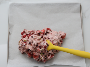 然后再拿出来放到学厨的三件套模具里，底下可以垫一张油纸方便整型