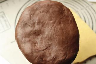 揉好的面团，延展性很好，可颂因为只有一次发酵，所以面团一定要揉到位。拍扁后放入冰箱急冻30分钟左右。