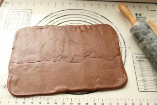 擀成长方形的薄片，三折后再擀开，重复两次三折的过程。左右各折上去1/3叠起来即是三折。