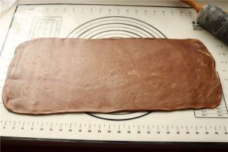 再次擀开成长方形，大约20厘米宽的长方形。擀的过程中如果觉得面团和黄油硬度不同，就再送入冰箱急冻20分钟。