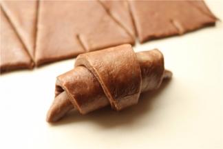 卷好的胚子，收口向下，避免发酵时候散开。