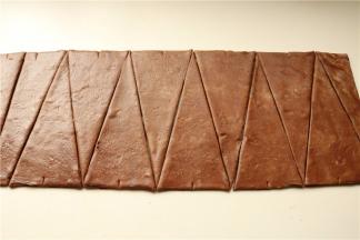 切去边缘，分割成底边8厘米左右的等腰三角形。