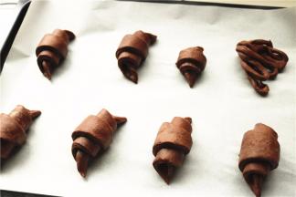 做好的胚子，放入烤盘，可以垫油纸也可以不垫。