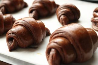 发酵好的胚子，用手指轻触颤颤巍巍的感觉，会变胖变大约两倍多。