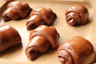 蛋黄水，刷在胚子表面，切面的部分避开不要刷。