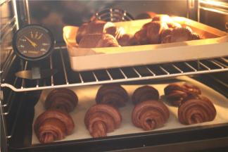 再次送入预热好的烤箱，180度烤20分钟。卡士750A可以双层同烤，更方便呢。