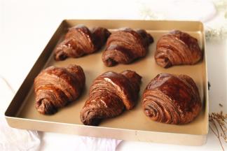 烤好的可颂面包，层次分明，酥脆掉渣，浓浓的巧克力香。