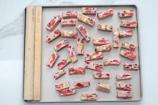 整型好后，再放凉后再切成块就好