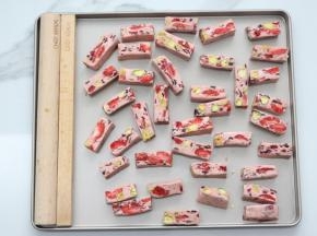 整型好后，再放凉后再切成块就好