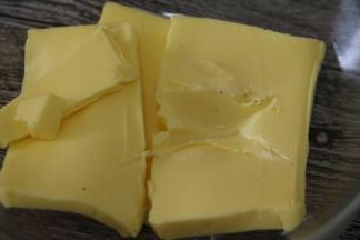 黄油室温软化至轻按有坑