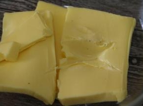 黄油室温软化至轻按有坑