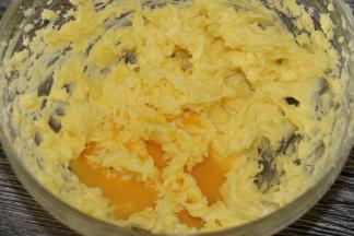 分二次加入蛋液