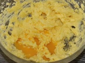 分二次加入蛋液