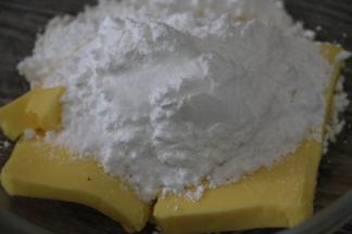 倒入糖份和盐，用电动打蛋器低档打至颜色发白，变蓬松