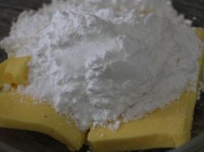 倒入糖份和盐，用电动打蛋器低档打至颜色发白，变蓬松