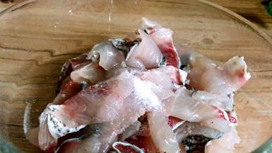 加盐、料酒拌匀腌制入味