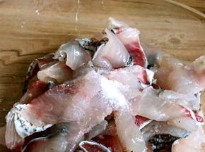 加盐、料酒拌匀腌制入味