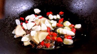 锅烧热油，放入花椒、小米椒、姜片、蒜片爆香至出香、辣味