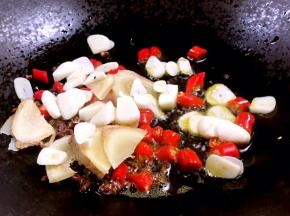 锅烧热油，放入花椒、小米椒、姜片、蒜片爆香至出香、辣味