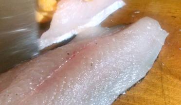 将鱼肉和鱼骨分离