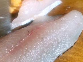 将鱼肉和鱼骨分离