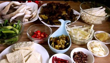 腌鱼的时候，将所有的配菜、调料，酸菜备好