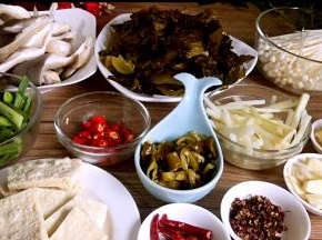 腌鱼的时候，将所有的配菜、调料，酸菜备好