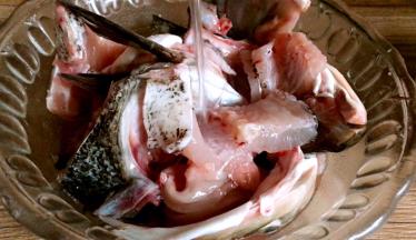 将腌制好的鱼骨，洗净沥水