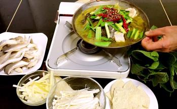 倒入火锅内，将火锅放入火锅炉上，大火烧开