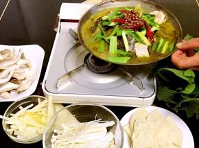 倒入火锅内，将火锅放入火锅炉上，大火烧开