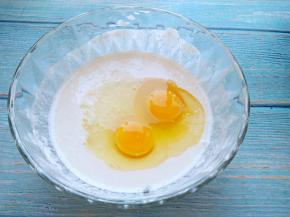 面粉加入适量的水，搅拌成面糊，打入鸡蛋