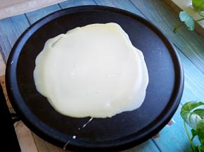 平底锅或电饼铛加热，加适量的面糊，均匀摊在锅底，待一面成型后，翻面，烙熟后，盛出