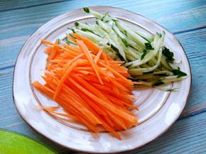 黄瓜、胡萝卜切丝