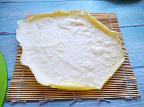 蛋皮放在卷帘上