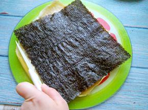 蛋皮上放海苔，再把蛋皮切成海苔一样的大小