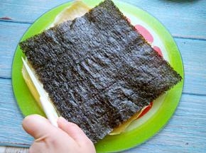 蛋皮上放海苔，再把蛋皮切成海苔一样的大小
