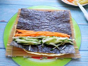 放黄瓜丝和胡萝卜丝