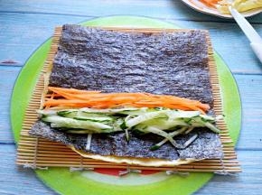 放黄瓜丝和胡萝卜丝