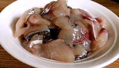 将鱼肉放入碗中，同所有的配菜一起摆在火锅边，火锅边煮边往火锅内加入自己喜欢吃的配菜或鱼肉片