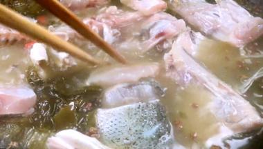 放入鱼骨，大火煮开后煮20分钟