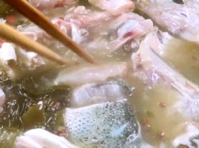 放入鱼骨，大火煮开后煮20分钟