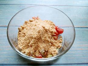 牛肉、洋葱末、面包渣放在一个容器