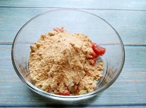 牛肉、洋葱末、面包渣放在一个容器