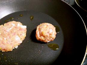 锅中加少许油，把肉球放锅中