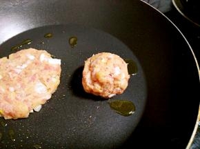 锅中加少许油，把肉球放锅中