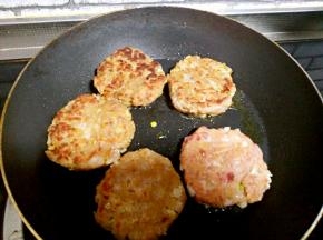 按扁，小火煎一面两分钟，翻面再煎两分钟即可