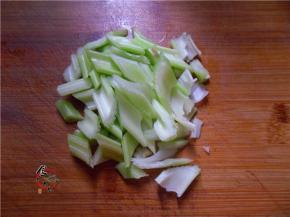 西芹洗净切滚刀块