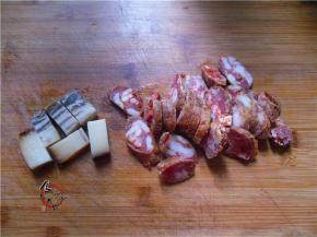 腊肠腊肉用开水洗净，切厚片